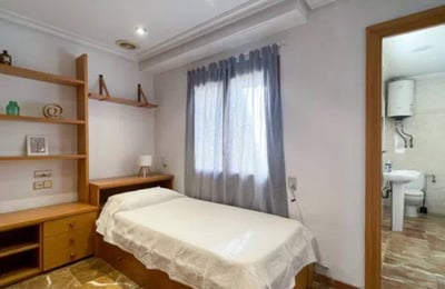 Location longue durée d’un duplex spacieux, 210 m², avec 4 chambres et une cheminée, Elche, Espagne